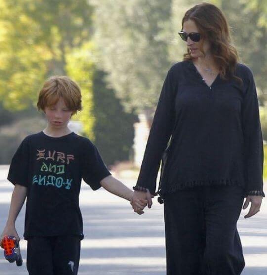 Phinnaeus Moder with his mother Julia Roberts.